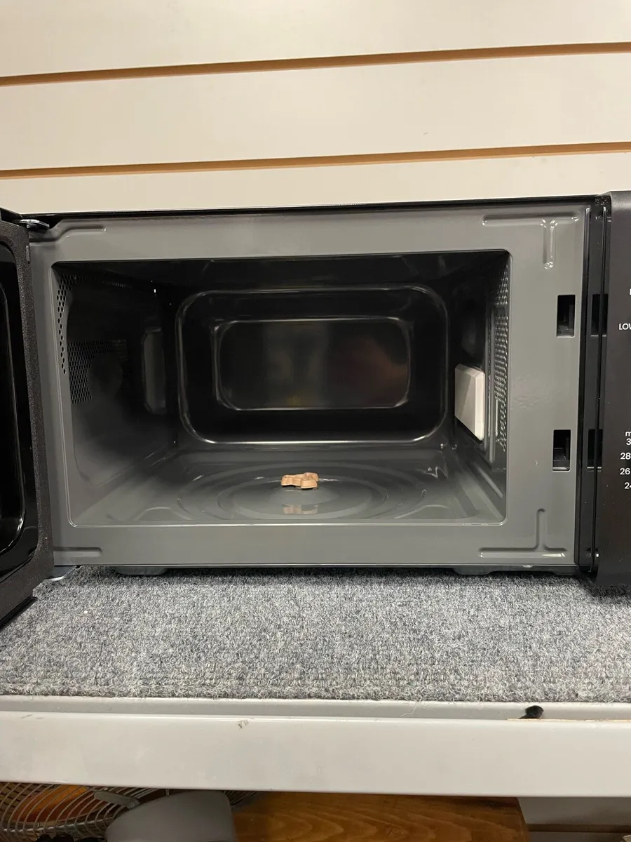 Comfee 700w Microwave - Image 2