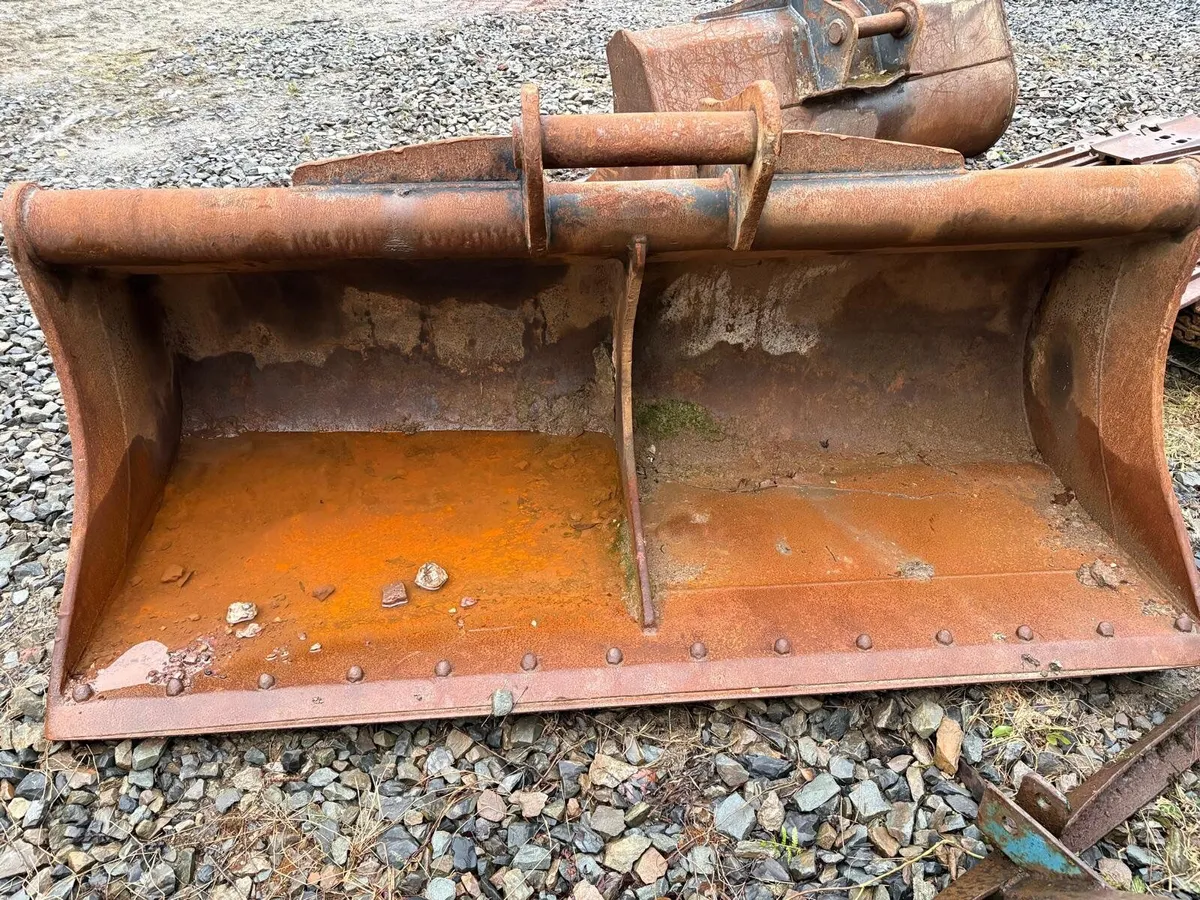 Selection of Digger buckets - Image 2