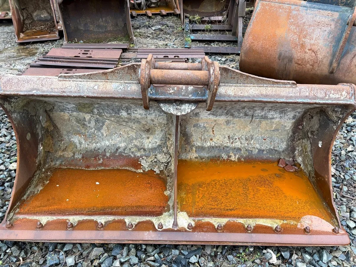 Selection of Digger buckets - Image 3