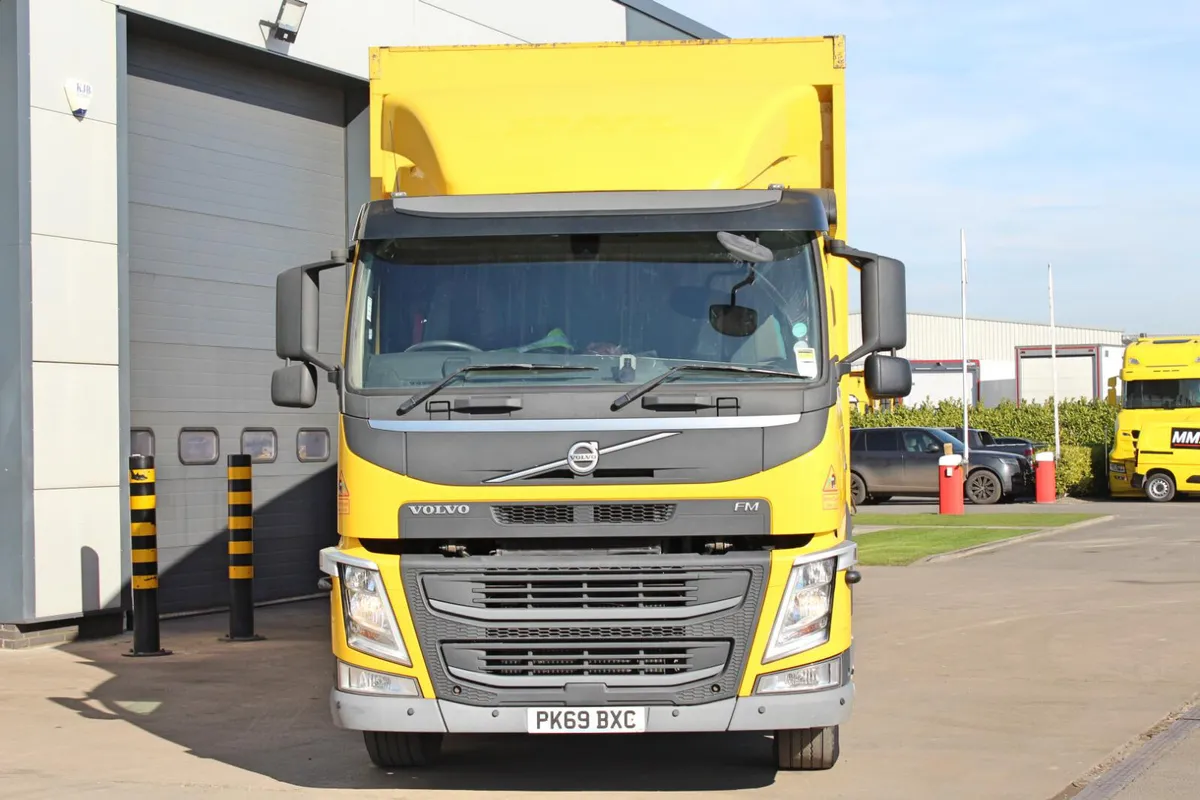 2020 (69) VOLVO FM330 4X2 CURTAIN SIDER - Image 3