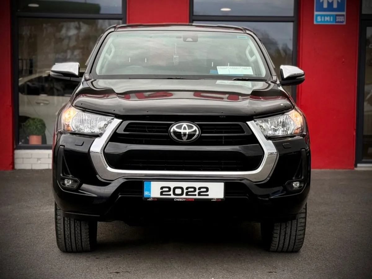 Toyota Hilux ICON 4WD D-4D *222 REG* // AUTOMATIC - Image 3