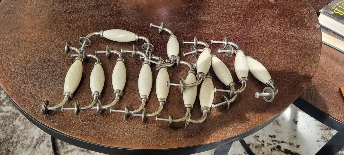 Kitchen cabinet handles - Image 1