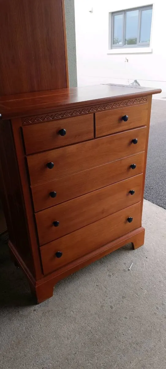 Wardrobe & Chest of drawers - Image 1