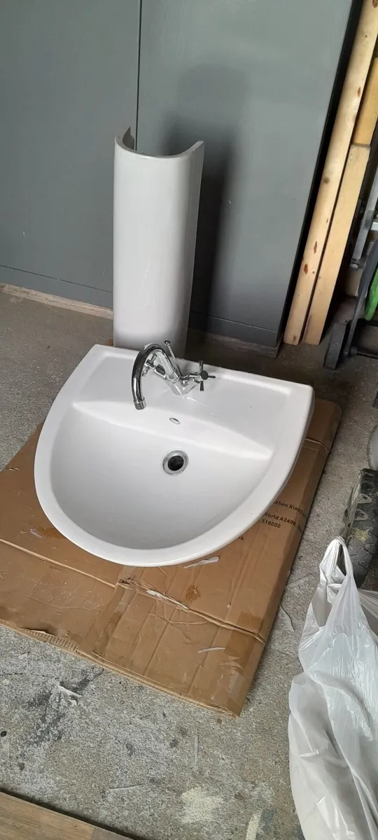 Bathroom sink and pedestal - Image 1