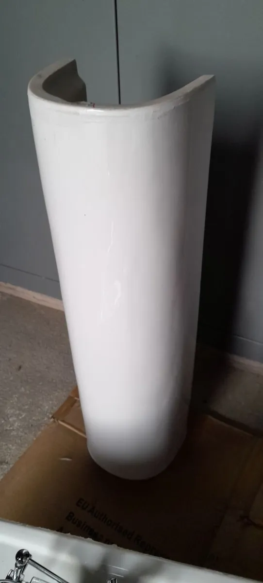 Bathroom sink and pedestal - Image 2