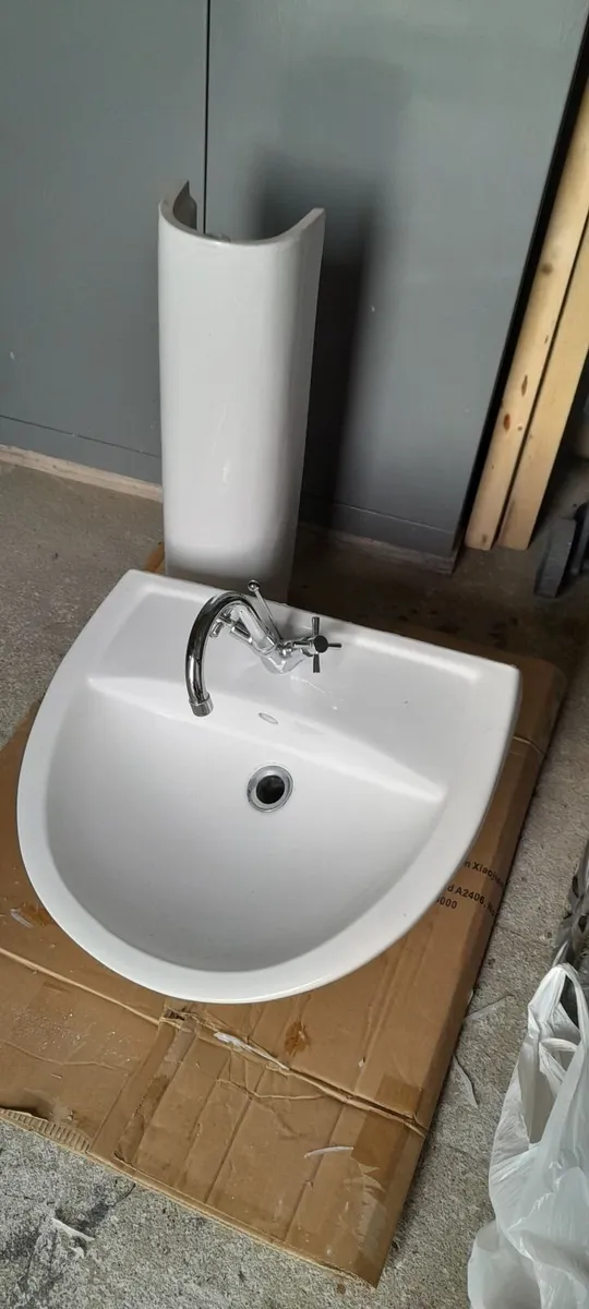 Bathroom sink and pedestal - Image 3