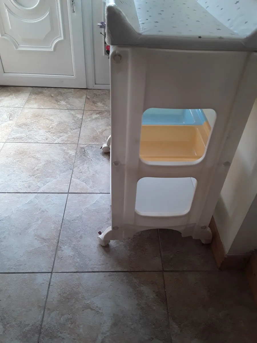 Baby changing mat with bath - Image 4