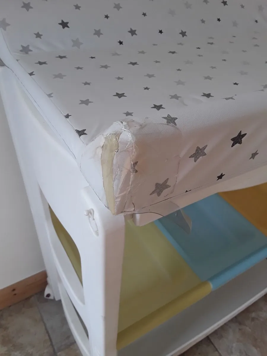 Baby changing mat with bath - Image 3