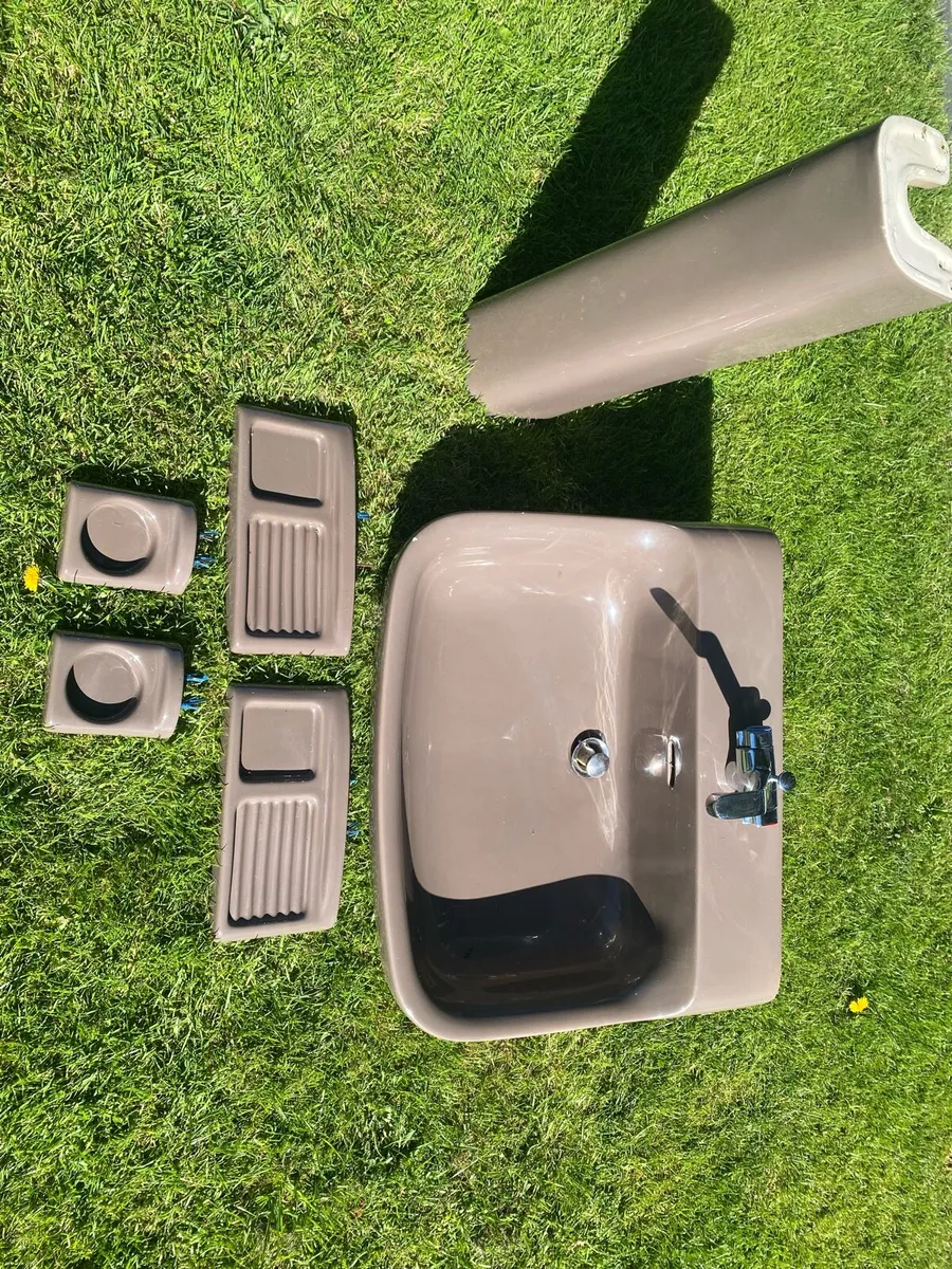 Hand wash basin and pedestal