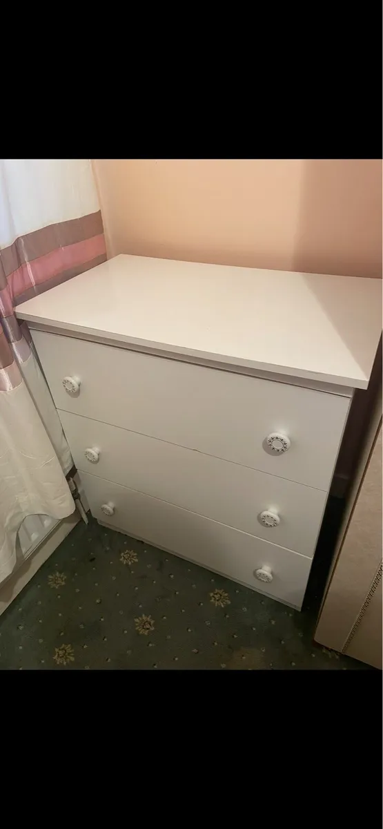 White chest of drawers