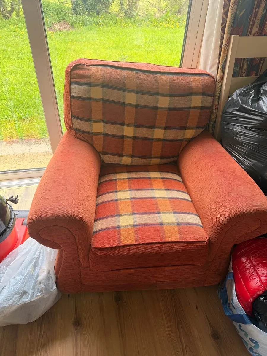 Couch and two chairs - Image 2