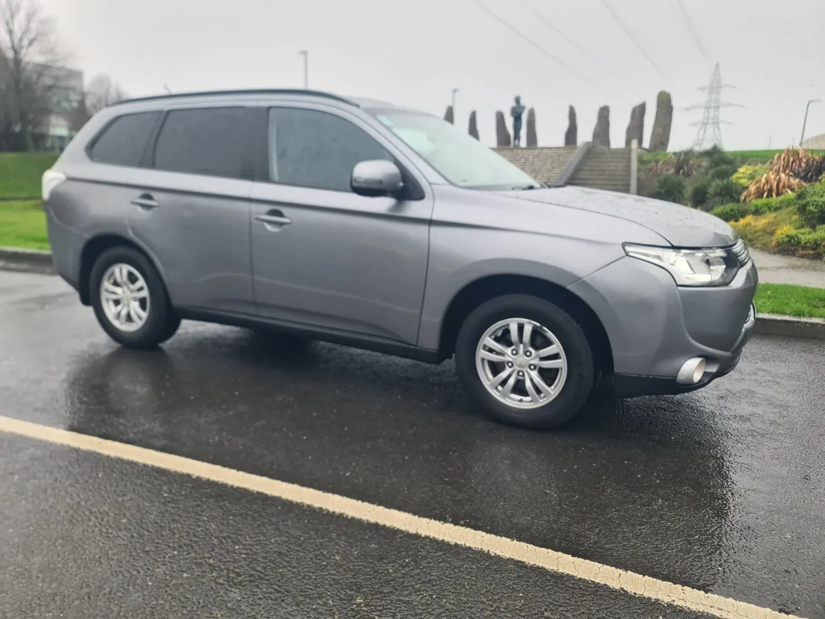 Mitsubishi Outlander COMMERCIAL  2014 - Image 2