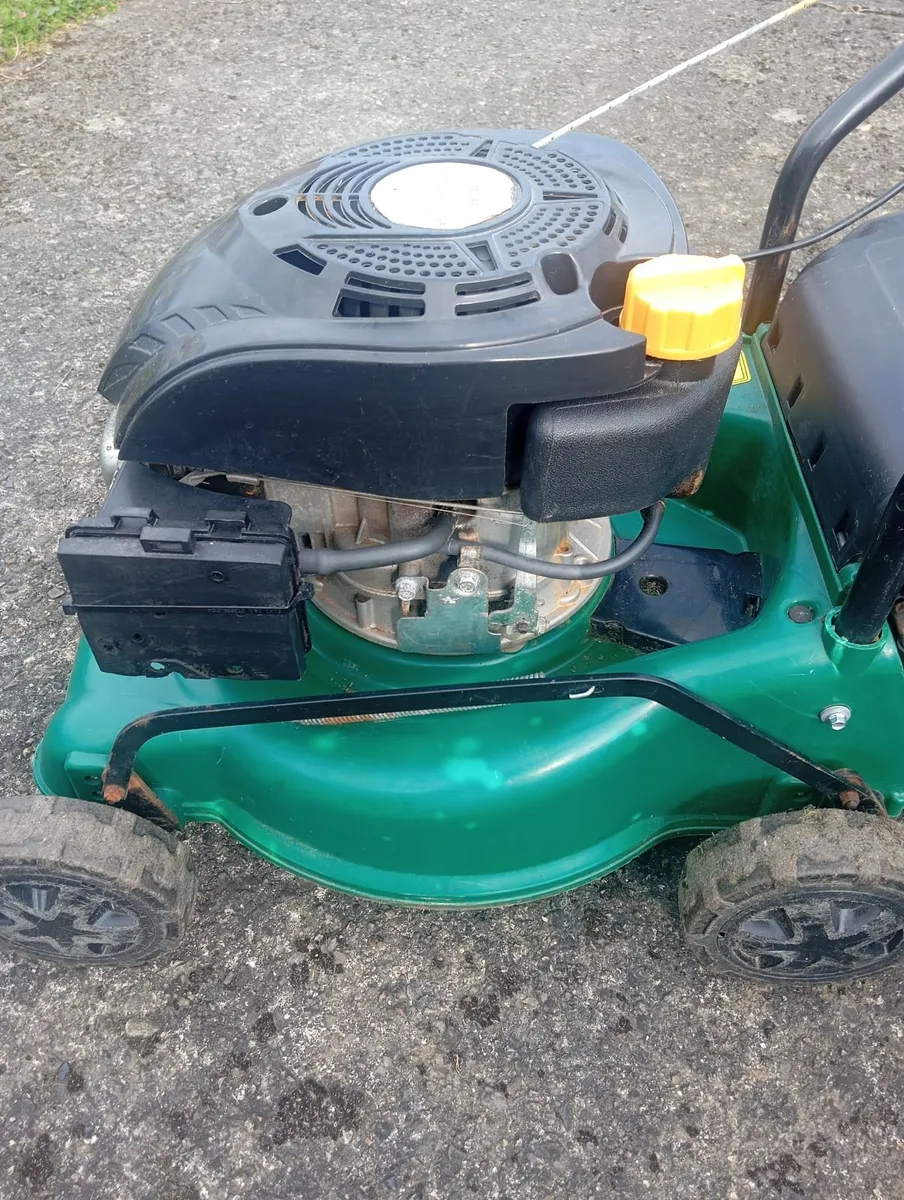 B&Q petrol lawnmower - Image 3