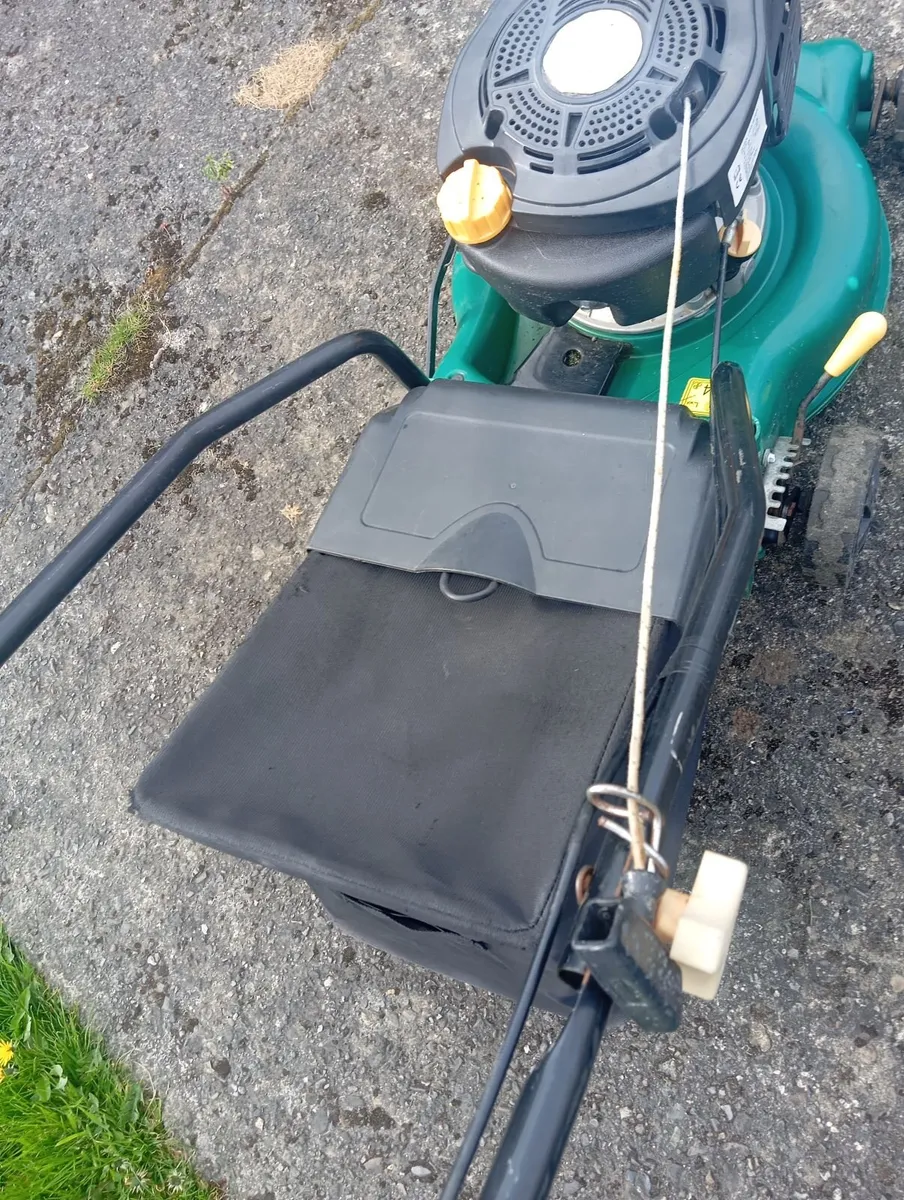 B&Q petrol lawnmower - Image 4