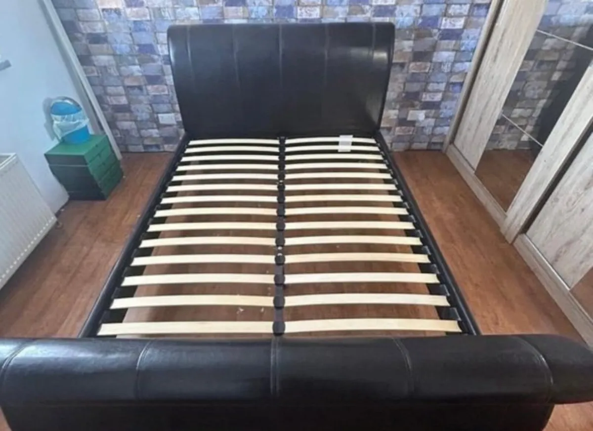 Kingsize sleigh bed