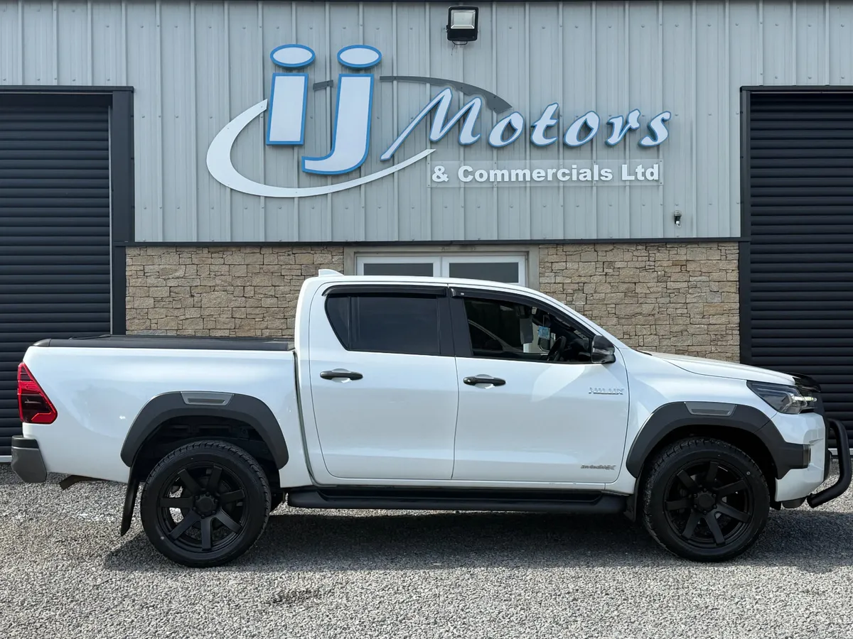22 TOYOTA HILUX 2.8 D-4D INVINCIBLE X 4WD PICKUP - Image 4