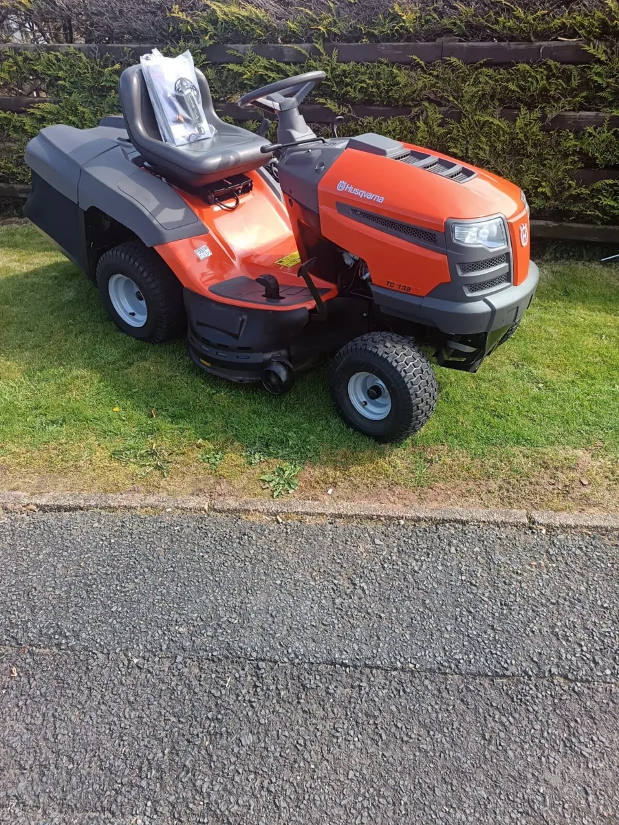 Husquvarna petrol ride on lawnmower - Image 2