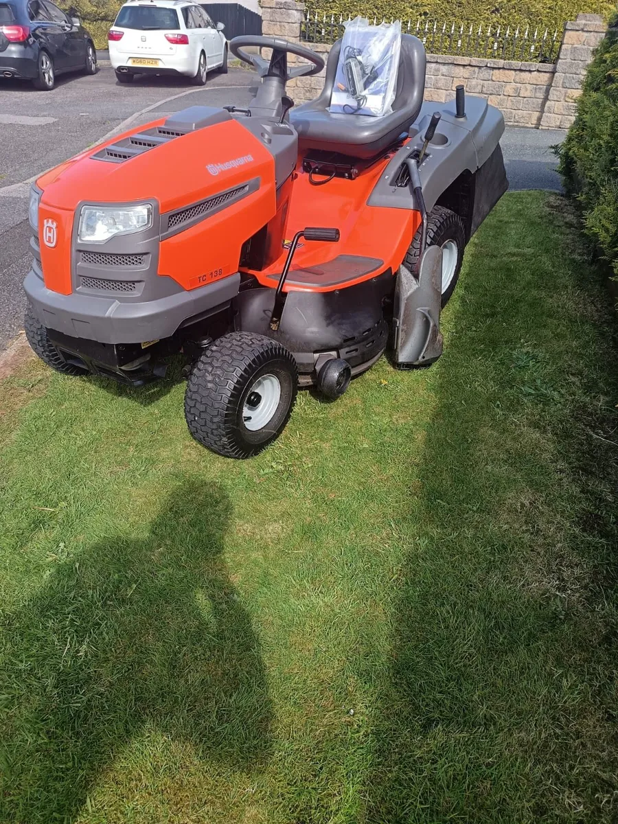 Husquvarna petrol ride on lawnmower - Image 3