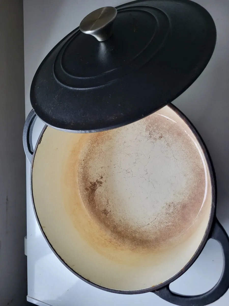 Black cast iron pot - Image 1