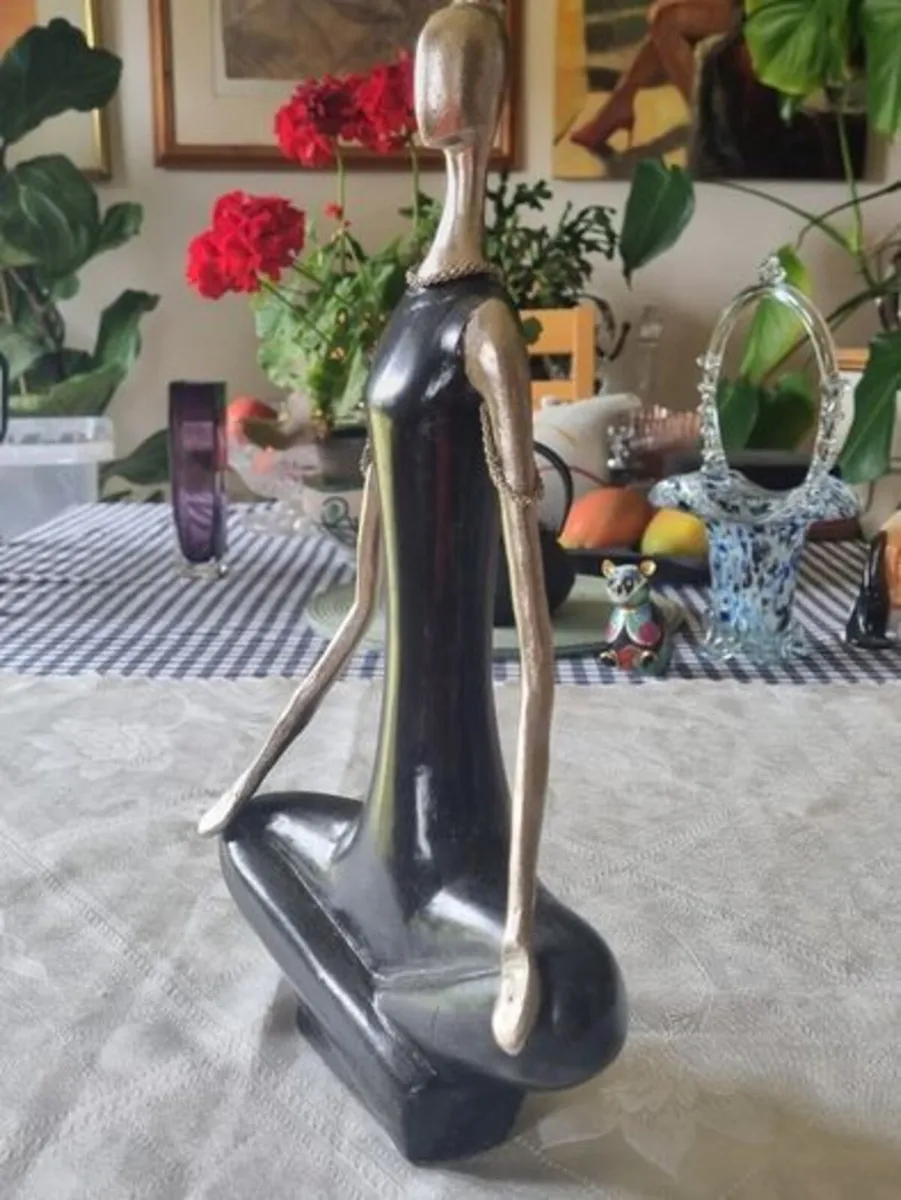 Vintage figurine of a meditating woman - Image 2