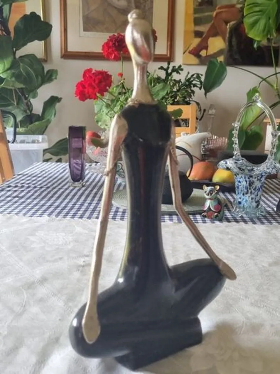 Vintage figurine of a meditating woman - Image 4