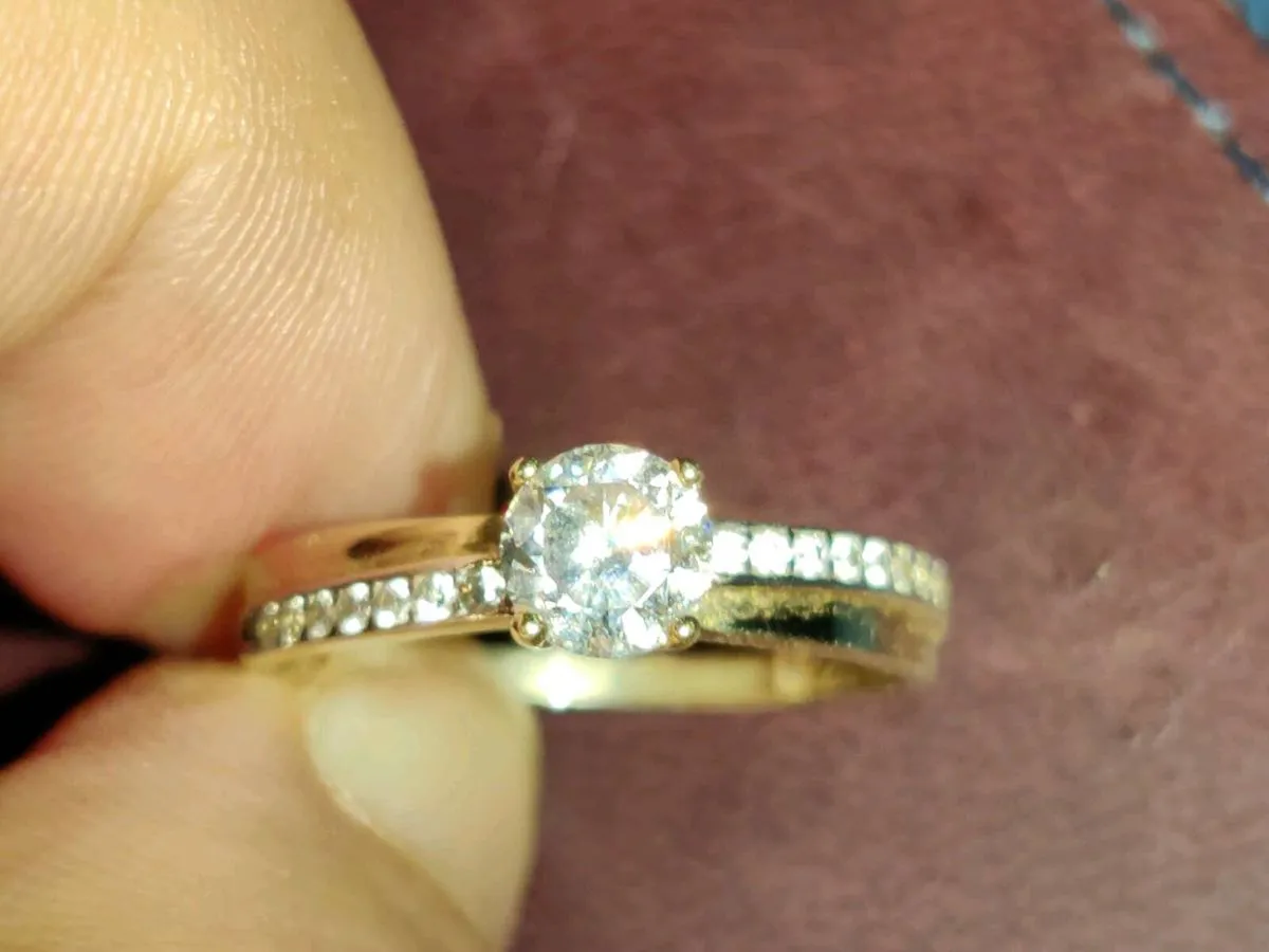 GLITTERY CHUNKY CROSSOVER, 9CT Gold Dress Ring ! - Image 1