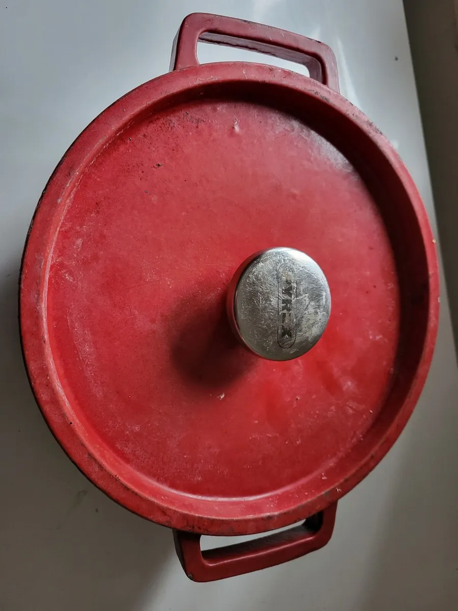 Red cast iron pyrex pot - Image 1