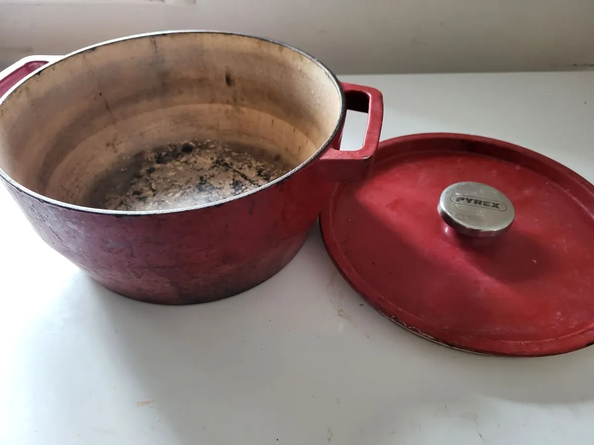 Red cast iron pyrex pot - Image 2