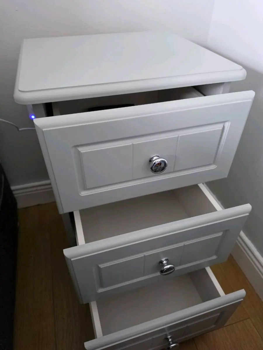 2 Bedside lockers - Image 4