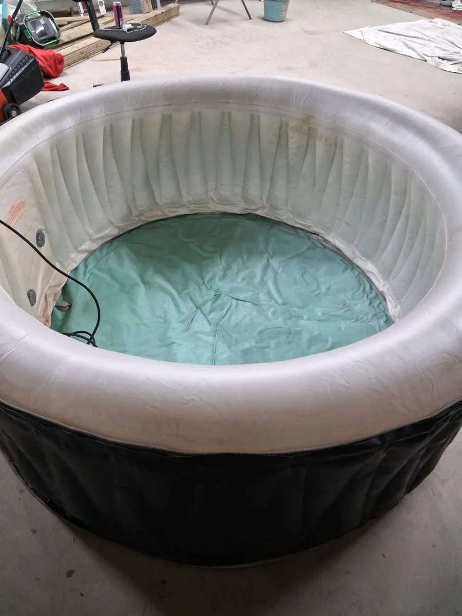 Hot tub - Image 2