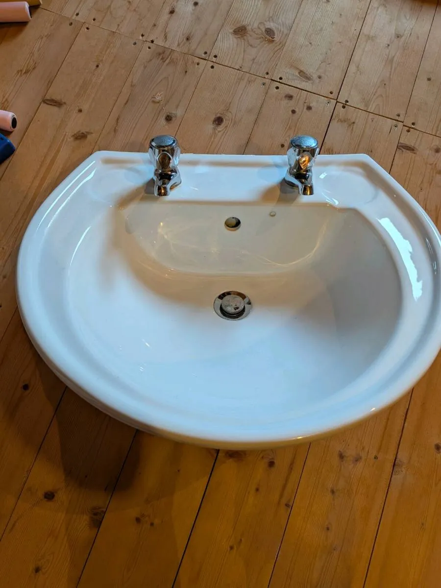 Bathroom sink and pedestal (taps included) - Image 2