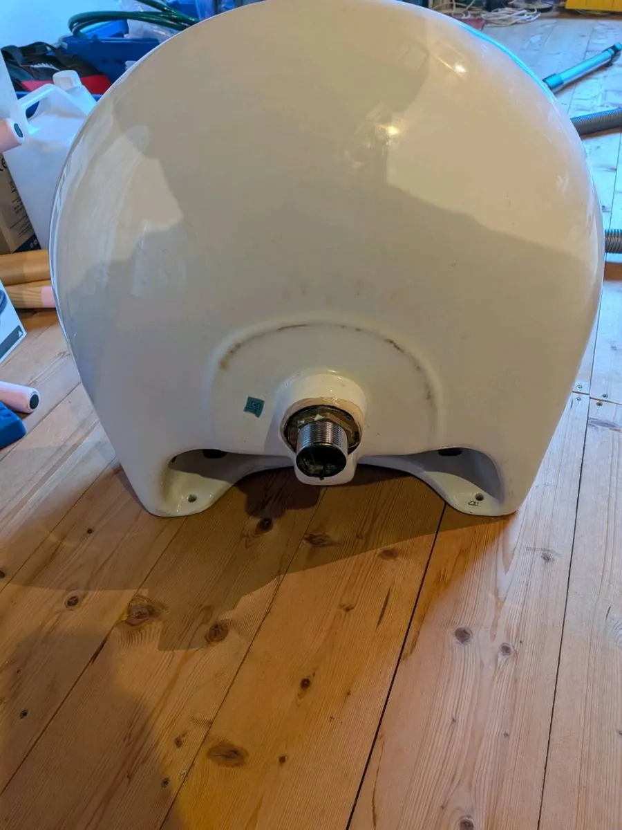 Bathroom sink and pedestal (taps included) - Image 3