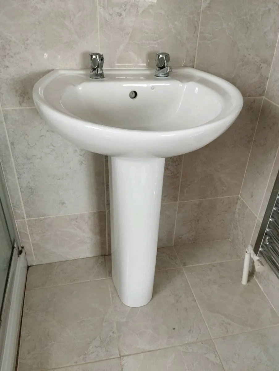 Bathroom sink and pedestal (taps included) - Image 1