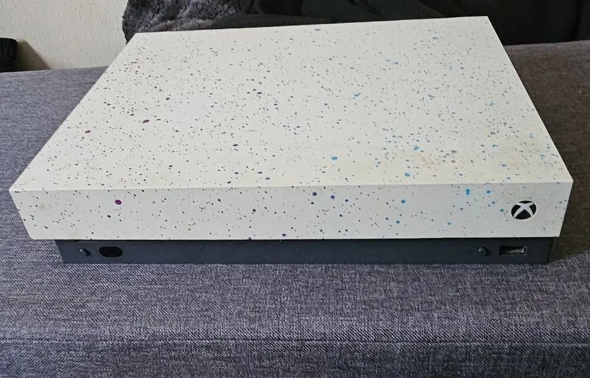 Xbox 360 full working order and cables ,selling due to an upgrade - Image 1