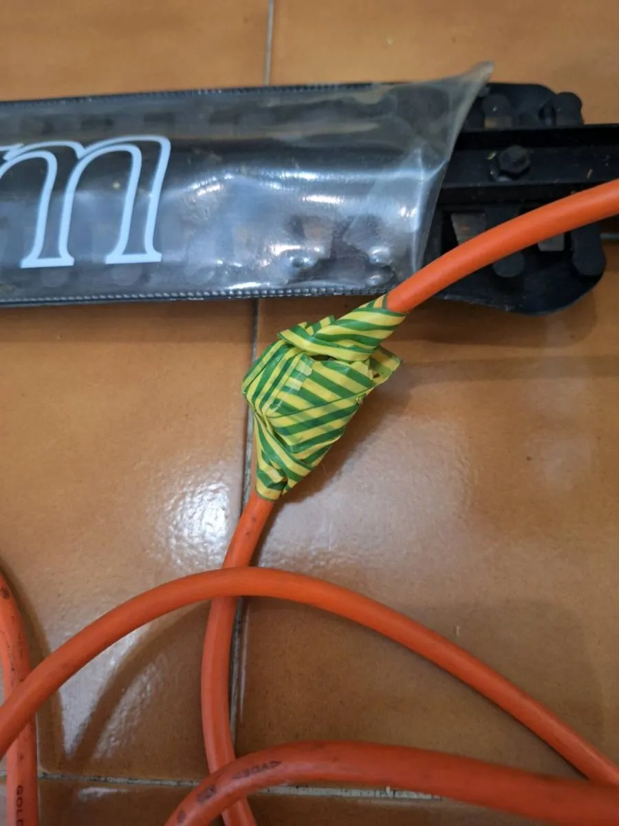 Black and Decker GT26 electric hedge cutter - Image 3