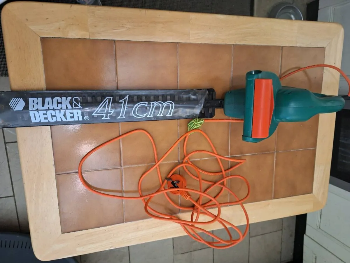 Black and Decker GT26 electric hedge cutter - Image 1