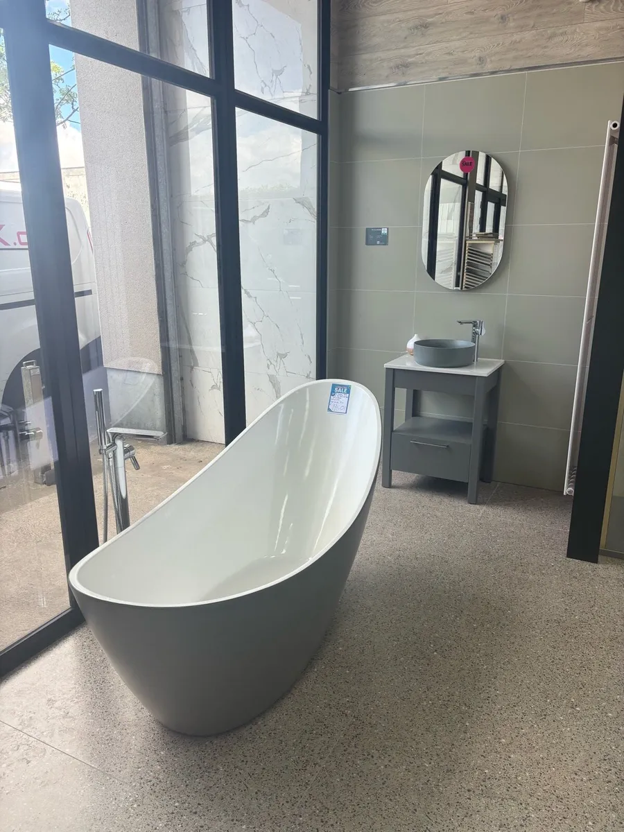 Bathshack Dublin ExDisplay Painted Suite