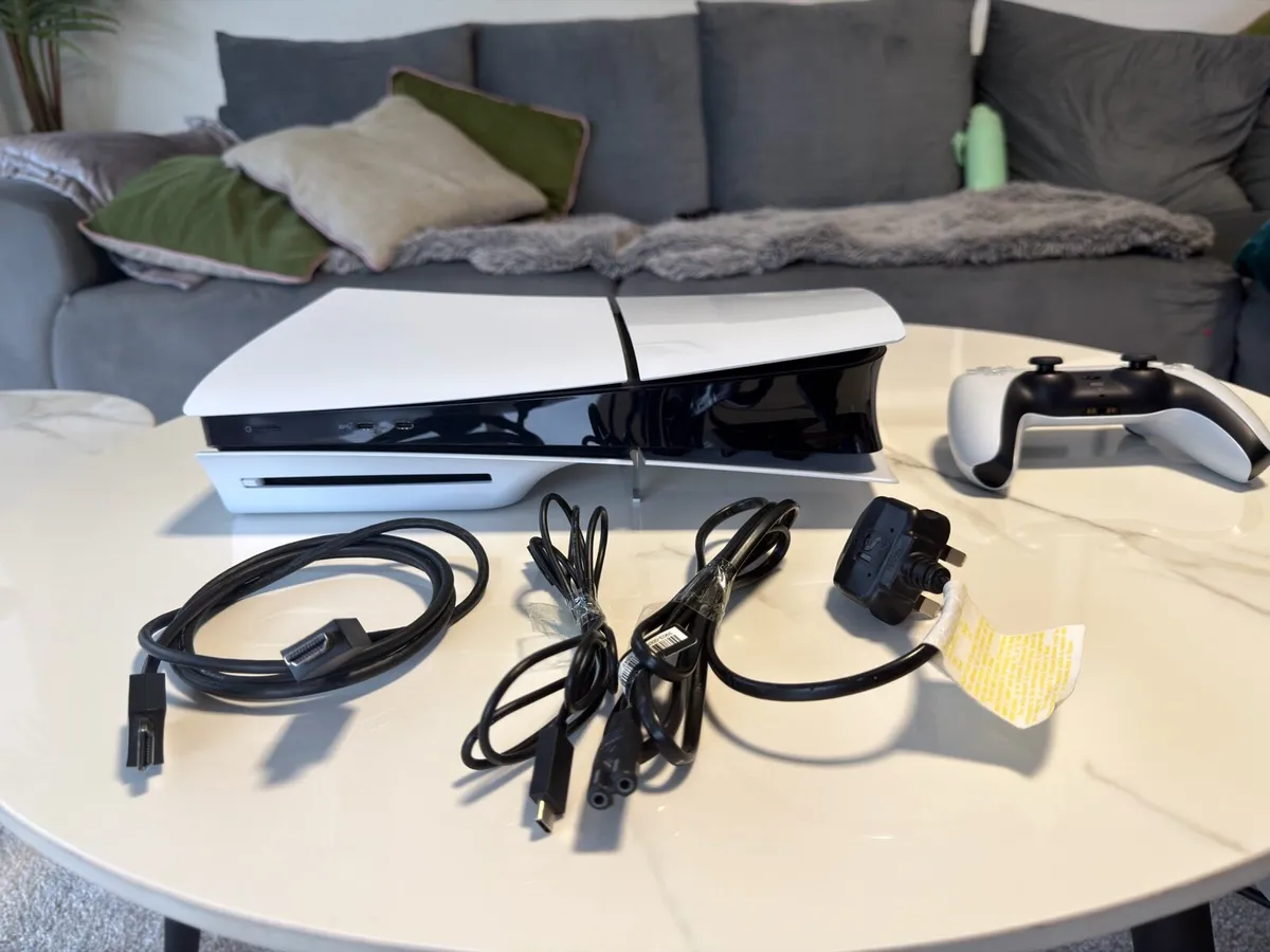 PS5 Slim 1TB + FIFA 24 (Like New) - Image 2