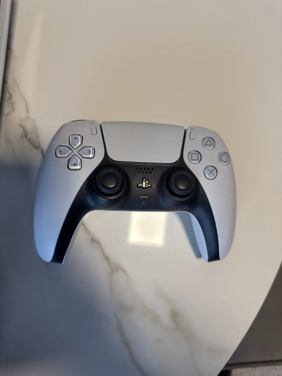 PS5 Slim 1TB + FIFA 24 (Like New) - Image 3