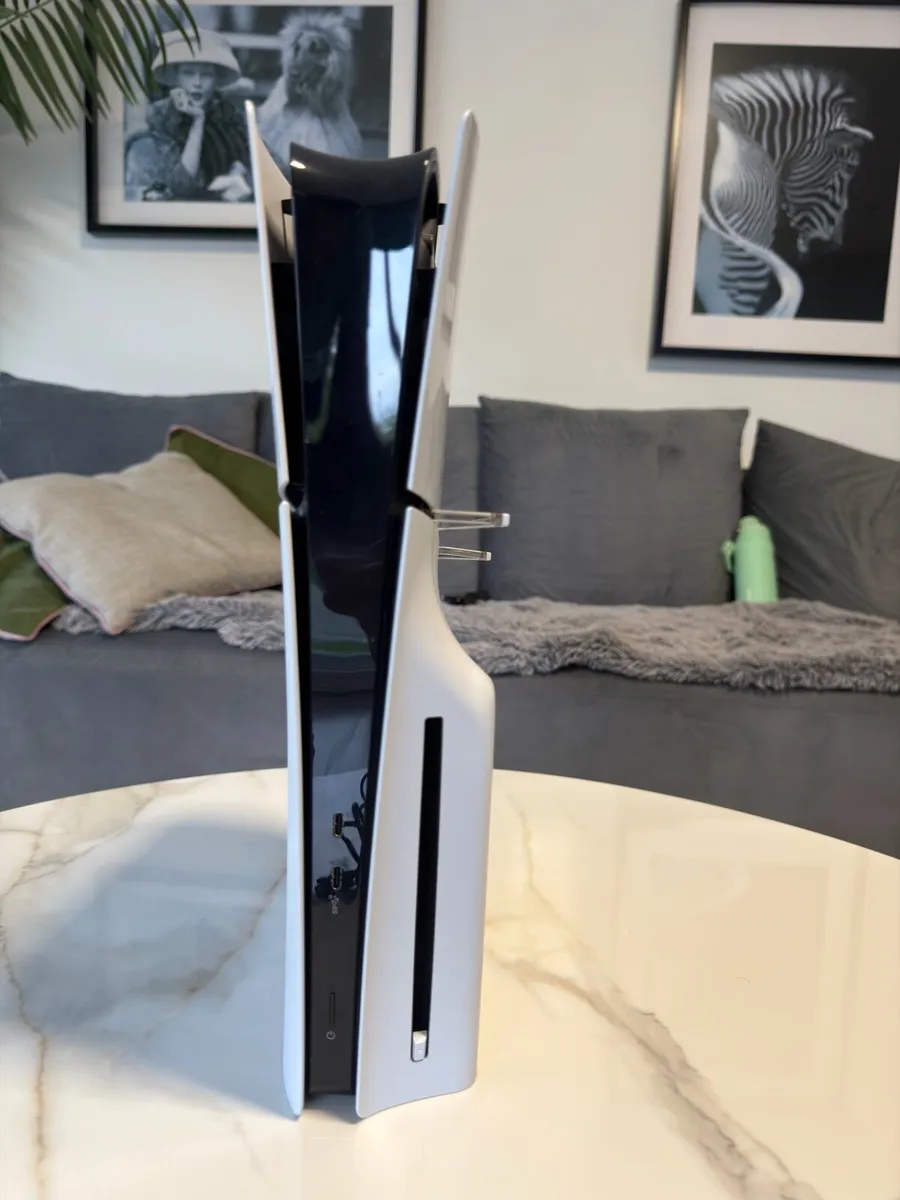 PS5 Slim 1TB + FIFA 24 (Like New) - Image 4