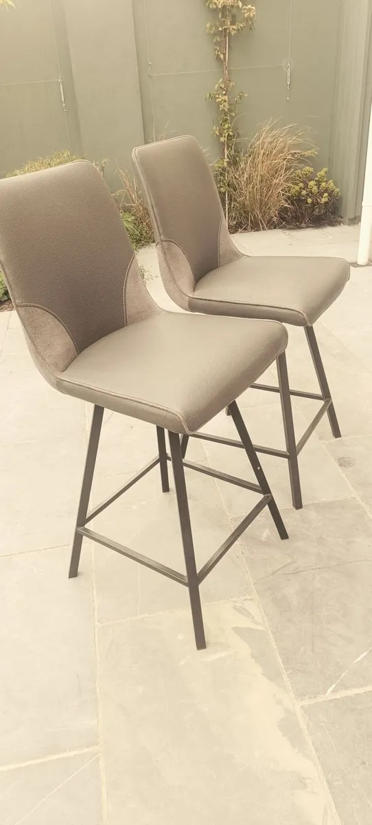 2 Island Chairs - Image 1