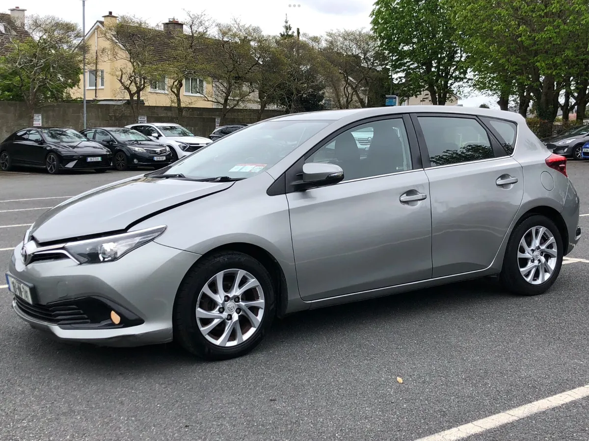 Toyota Auris 2016 1.4D4D,LIGHT DAMAGE ON THE FRONT - Image 1