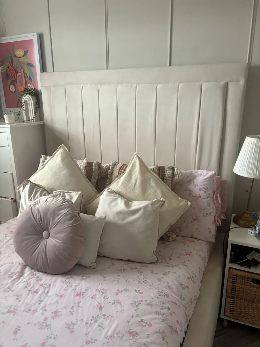 Velvet bed - Image 1