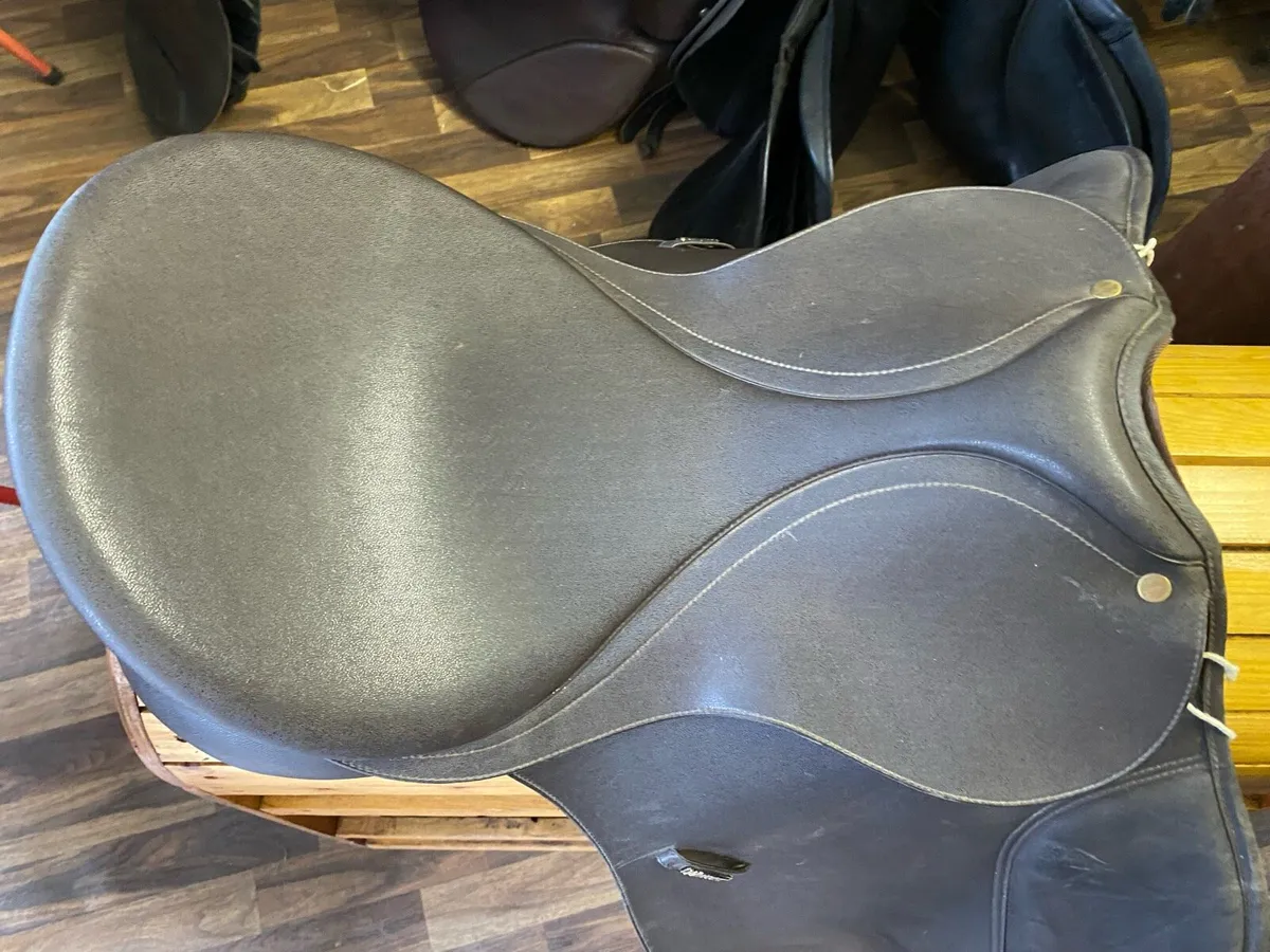 18” Wintec adjustable saddle brown - Image 3