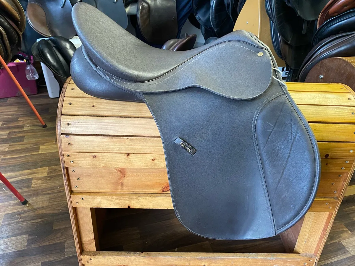 18” Wintec adjustable saddle brown - Image 4