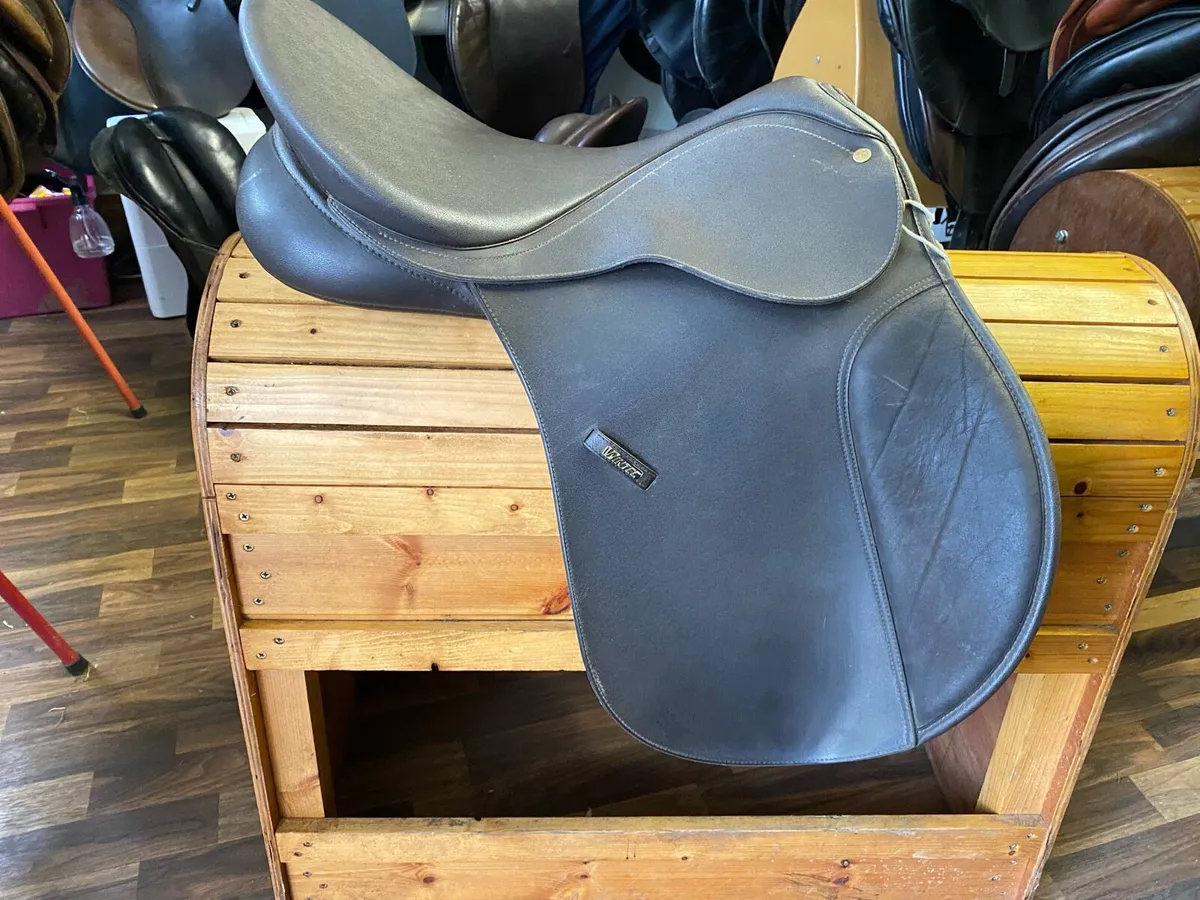 18” Wintec adjustable saddle brown - Image 1