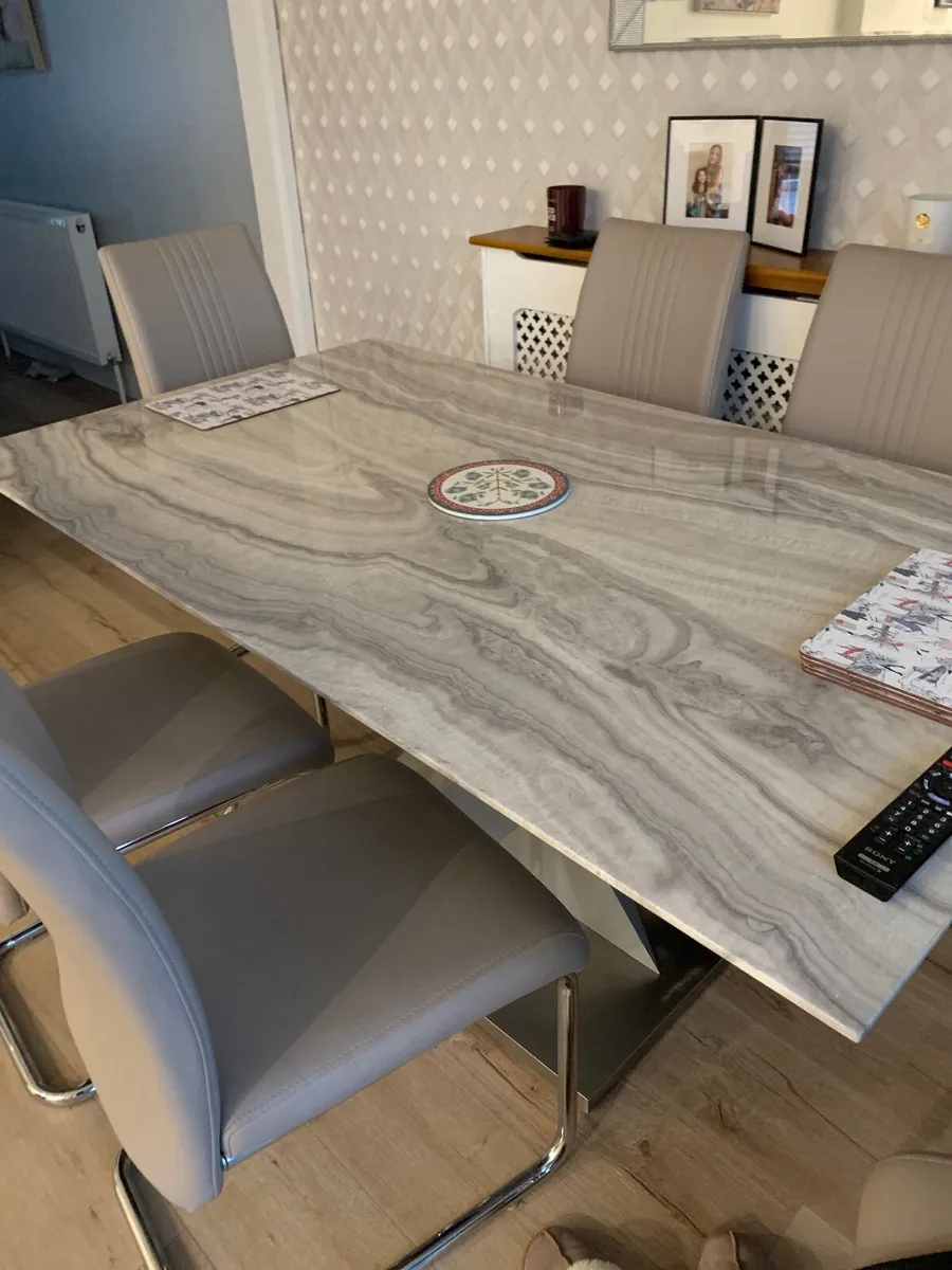 Table and chairs - Image 1