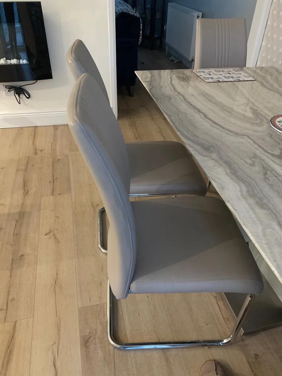 Table and chairs - Image 2