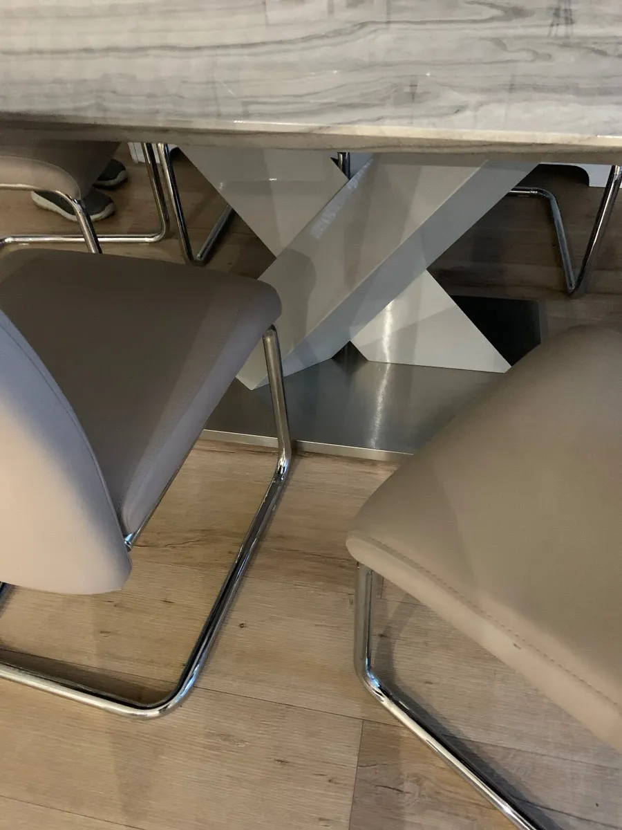 Table and chairs - Image 3