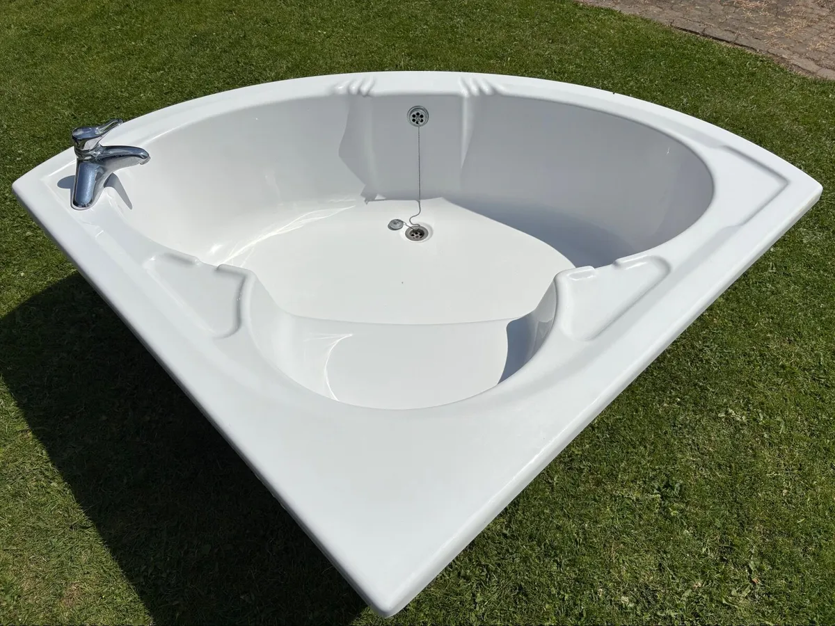 Corner Bath and Sink - Image 1